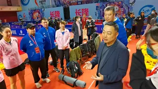Liu Guoliang encourages the players of the "ITTF World Profesional" team