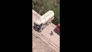 incredible luck or professionalism ? u - turn of a truck on the edge of a cliff )