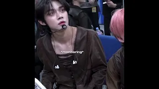 Yeonjun reactions when he accidentally show his abs