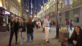 4k60 REAL NIGHT LIFE IN MOSCOW IN 2023 - Walking tour and street musicians in the city center