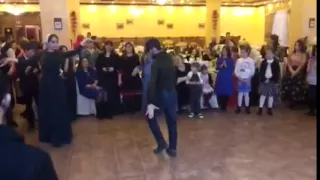 Чеченец танцует