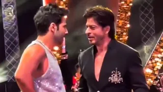 😲 ShahRukh Khan Dancing on #jhoomejopathaan