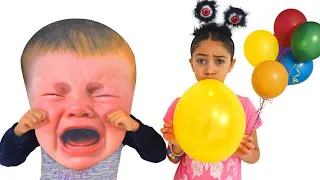 Heidi y Zidane están jugando con globos de  multicolor