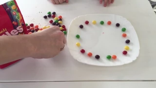 опыт делаем из Skittles радугу