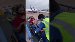 Flying from Delhi to Mumbai with a fracture | Wheelchair | Indigo✈️