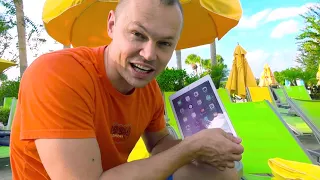 Max encuentra su iPad en la piscina