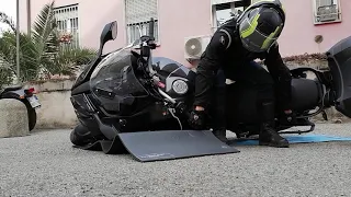 Yamaha Niken - Laying down the motorbike to the ground. Where it touches?