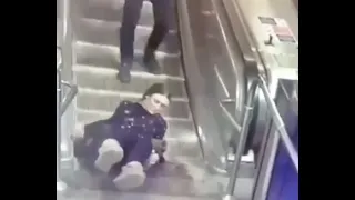 В питерском метро эскалатор едва не затянул девушку, которая ехала на нем сидя. Ей повезло, что...
