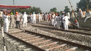 Plying of trains hit by protest, farmers stage sit-in on rail tracks in Punjab | News Station