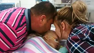 Pais Se Despedem Da Filha No Hospital. 30 Minutos Depois, Ouve-Se Um Grito Na Sala