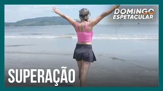 Mulher com doença rara realiza o sonho de correr na praia