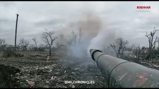 Russische T-72B und T-72B3 Panzer unter Ukrainischen Artilleriefeuer im Feuergefecht. Oblast Luhansk