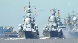 Ракетный катер "Димитровград" (бортовой номер 825) возглавил военно-морской парад в Кронштадте.