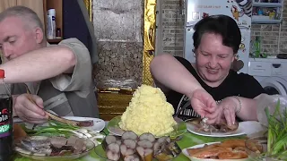 MUKBANG RUSSIA|ОПЯТЬ и СНОВА  ПЮРЕ и РЫБА|КОПЧЕНЫЕ БРЮШКИ,СКУМБРИЯ,КАМБАЛА и СЕЛЬДЬ|ЗЕЛЕНЫЙ ЛУК