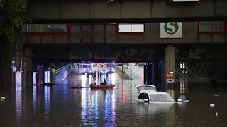 Heftiges Unwetter in Nürnberg – Menschen retten sich aus überfluteten Autos