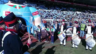 La Peña Baiona pour l'entrée des joueurs du match AB-SUA