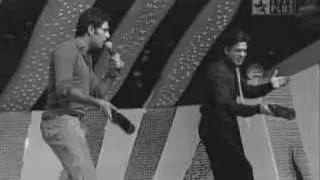 Chak De Yaara - 07 - SRK and Yuvraj dances to Sheeshe Se Shi