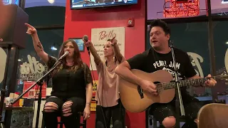 Tiffany - I Think We're Alone Now - Unplugged - Beth's Burger Bar - Orlando, FL - 3/7/2022 - 4k