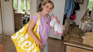 SOFIA PAKKER TØJ TIL FERIEN👕👖🎒😀