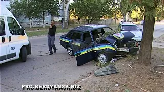 Бердянск 2017 автомобиль врезался в дерево