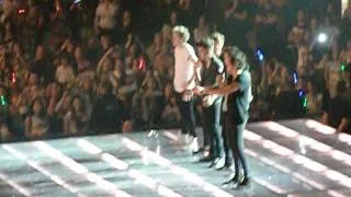 La Macarena and Niall speaks - One Direction Barcelona (22/05/2013)