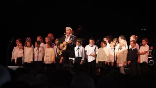 Pierre Perret en concert à Luzy (58) avec la chorale de Millay