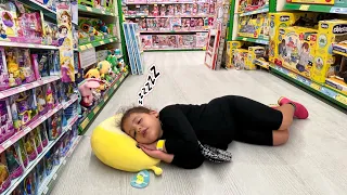 Amira dort dans le magasin de jouets￼