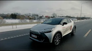 Merginos prie vairo - Toyota C - HR