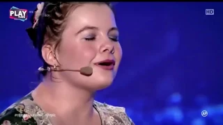 Incredible talent, girl play with no hand