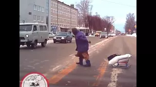 Помог бабушке перейти дорогу 😊