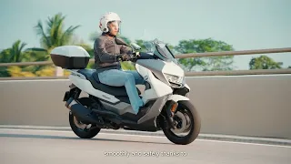 Zipping through Singapore with the BMW C 400 GT