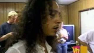 Kirk Hammett teaches a fan to play the guitar