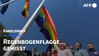 Vor dem Kanzleramt weht jetzt die Regenbogen-Flagge | AFP