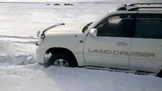 Toyota Land Cruiser 100 застрял в снегу