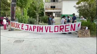 Top News - Mbërrin në Vlorë anija që do të prodhojë energji, pritet me protesta