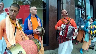 Govinda Prabhu Chants Hare Krishna with Harinama Ruci at Edinburgh Fringe Festival    Day 1