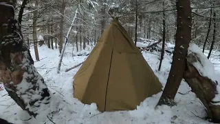 Ночевка в типи с печкой в зимнем лесу