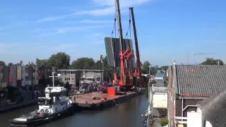 Bouwkranen vallen op huizen Alphen aan den Rijn