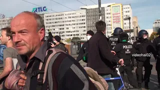 Demonstranten durchbrechen Polizeikette auf dem Alexanderplatz