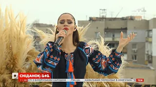 Фронтвумен The Hardkiss Юлия Санина с песней «Журавли» в праздничной студии Сніданку з 1+1