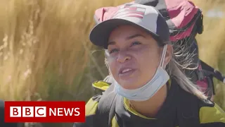 Venezuelan migrants travel through desert to reach Chile - BBC News