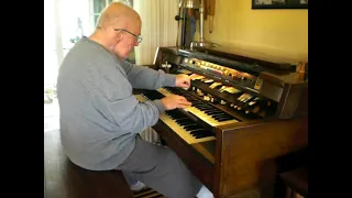 Mike Reed plays "Hello Dolly" on his Hammond Organ