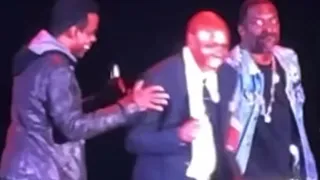 Dave Chappelle attacked on stage and continues to crack jokes with Jamie Foxx and Chris Rock