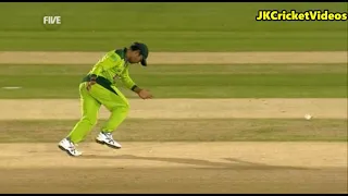 Pakistan WORST FIELDING EVER - Commentator Calls Them LAZY