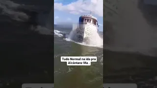 Barco viajando em mar agitado de São Luís para Alcântara no Maranhão.