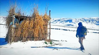 i built wooden shelter in snow forest solo camping in winter bushcraft asmr(fire cooking relaxing )