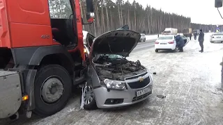 "Круз" залетел боком под самосвал и убил рулевую