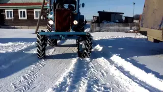 Дед с внуком убирают снег.МТЗ-52