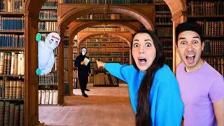 NASCOSTI IN UNA BIBLIOTECA MISTERIOSA CON IL DOTTOR GINIU E IL DOTTOR TIMOTI! *Libro DinsiemE*