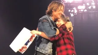 Keith Urban Invites Fan Onstage To Sing With Him - Live In Brooklyn Graffiti U Tour Full Video [4K]